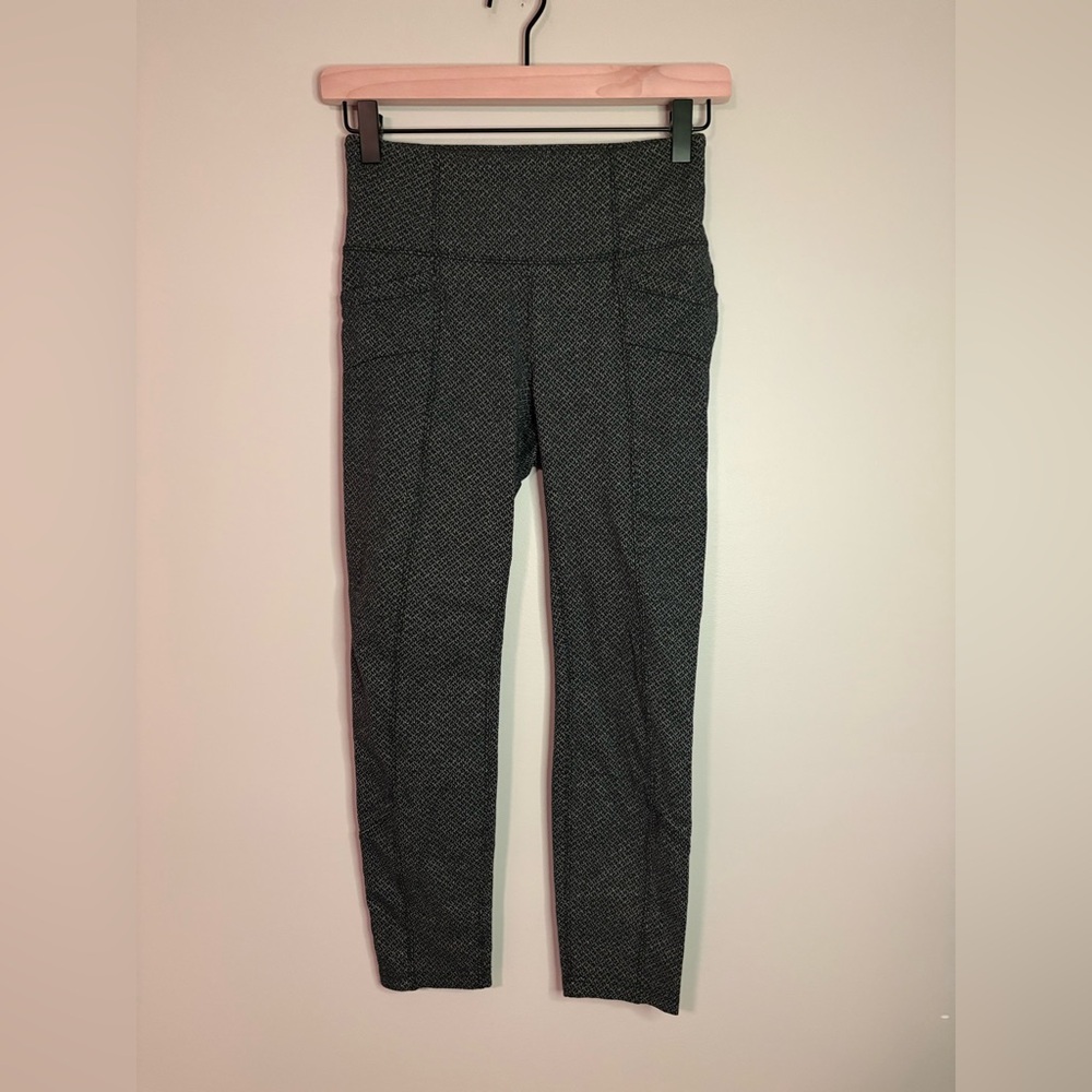 Women’s Athleta Leggings Black/Gray Metro High Rise Criss Cross Pattern size XS